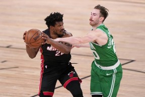 九游社区-詹姆斯凯尔特人主场下跪