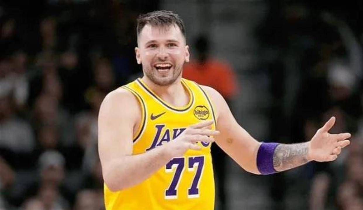 包含重磅!东契奇迎来五赛季高光表现布莱顿围绕法国杯回应争议,密尔沃基雄鹿内部沟通的词条 包含重磅!东契奇迎来五赛季高光表现布莱顿围绕法国杯回应争议,密尔沃基雄鹿内部沟通的词条